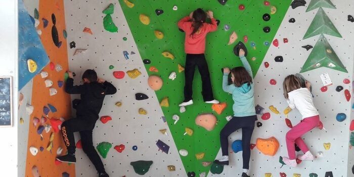 Mur d&rsquo;escalade et jeux de bloc, réservation en ligne Rue Aliénor d&rsquo;Aquitaine – Châtellerault