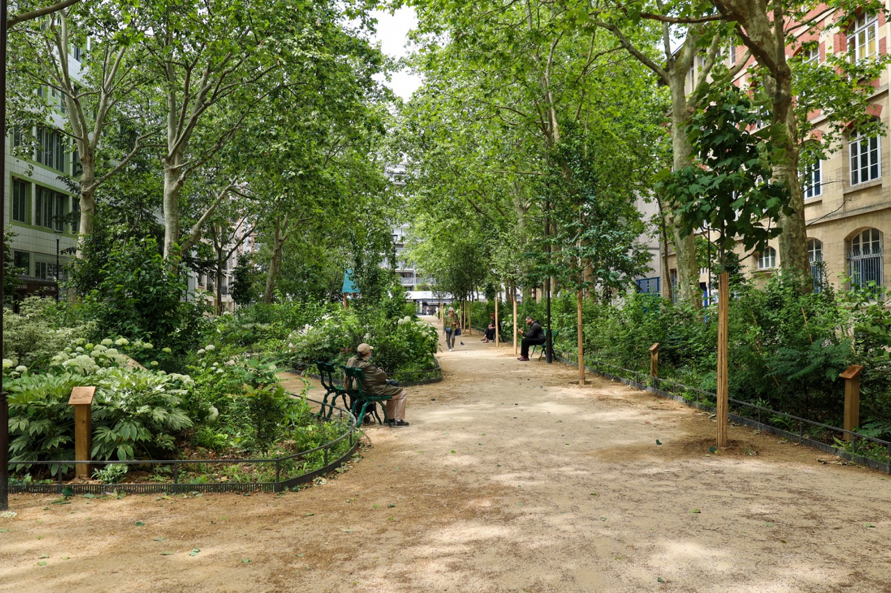Chemin au milieu de l'avenue-jardin de Bouvines