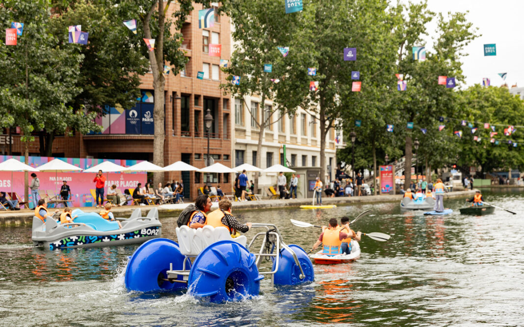 Pédalos, sphères gonflables et bateaux sur le bassin de la Villette