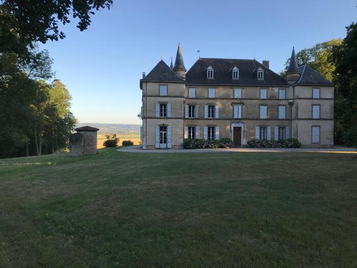 Promenade au sein du domaine agricole et forestier autour du château familial d'Armanais Chateau d'Armanais Ornacieux-Balbins