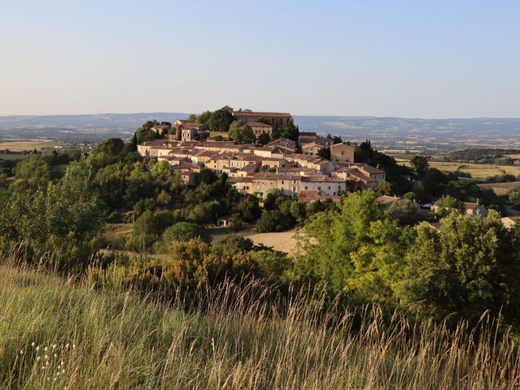 RANDONNÉE CONTÉE SUR LE SENTIER HISTORIQUE DE LAURAC ET MARCHÉ GOURMAND Laurac