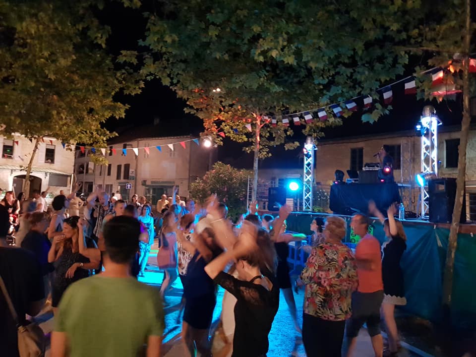 Repas et Feu d&rsquo;Artifice à Labastide-Murat Place de la mairie Cœur de Causse