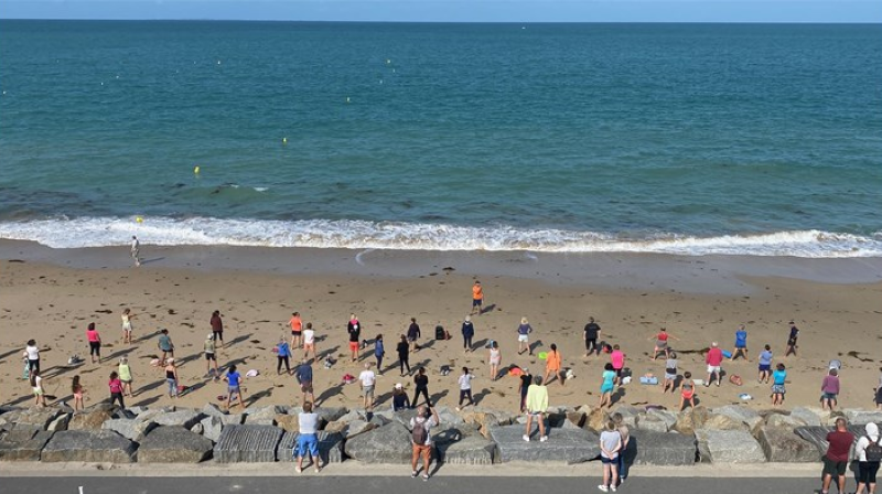Reveil musculaire sur la plage Saint Martin de Bréhal Bréhal