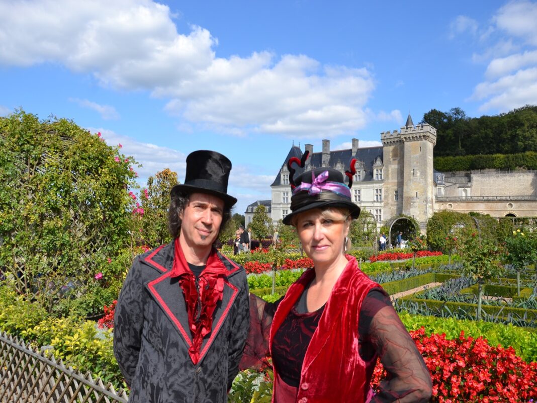 Spectacle La Malle à Chapeaux Jardin des Vallons Saint-Hilaire-du-Harcouët