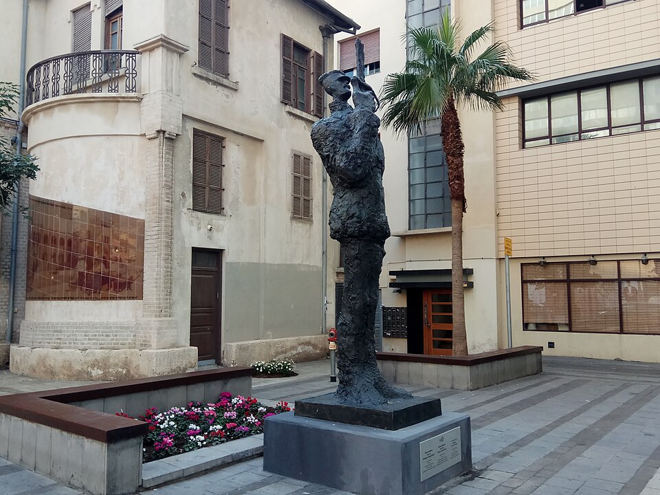 Copie de la statue d’Alfred Dreyfus à Tel Aviv-Jaffa