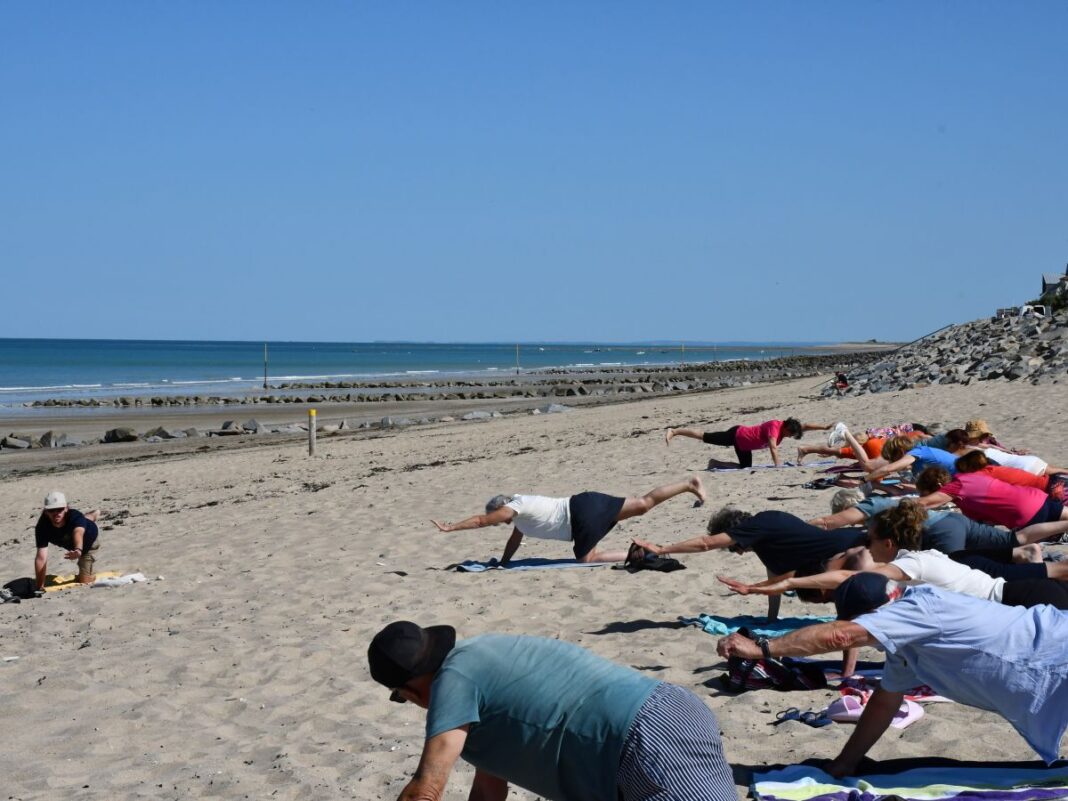 Stretching sur la plage Plage du passous Agon-Coutainville