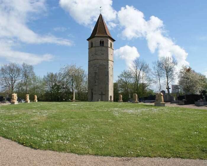 Tour romane millénaire et vestiges d’un Chemin de Croix Tour d'Usselskirch et Chemin de croix Boust