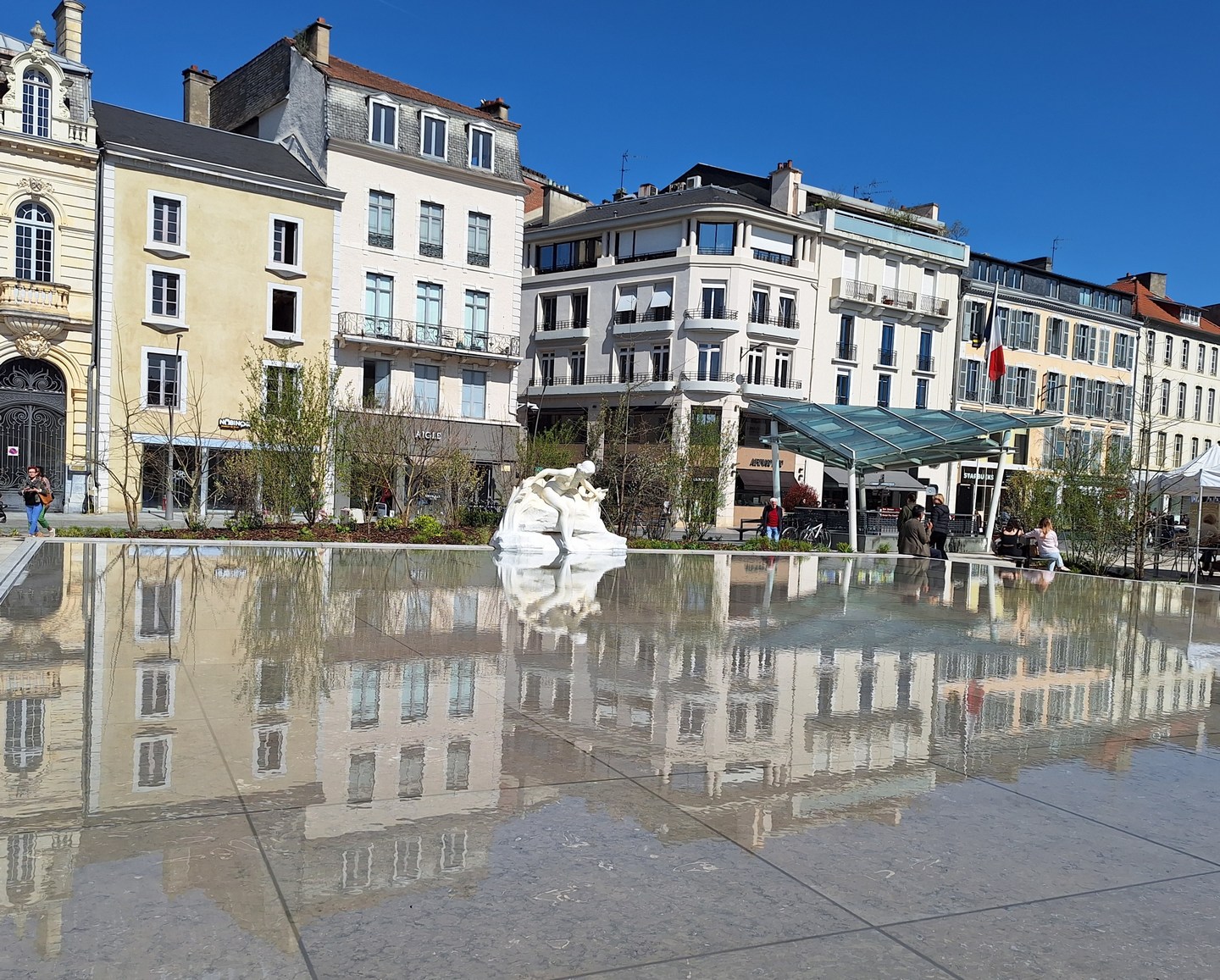 Tous aux bains ! Place Royale Pau