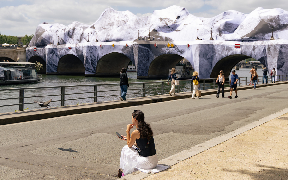 Tout ce qu&rsquo;il faut savoir sur « La Caverne du Pont-Neuf », imaginée par JR en hommage à Christo et Jeanne-Claude