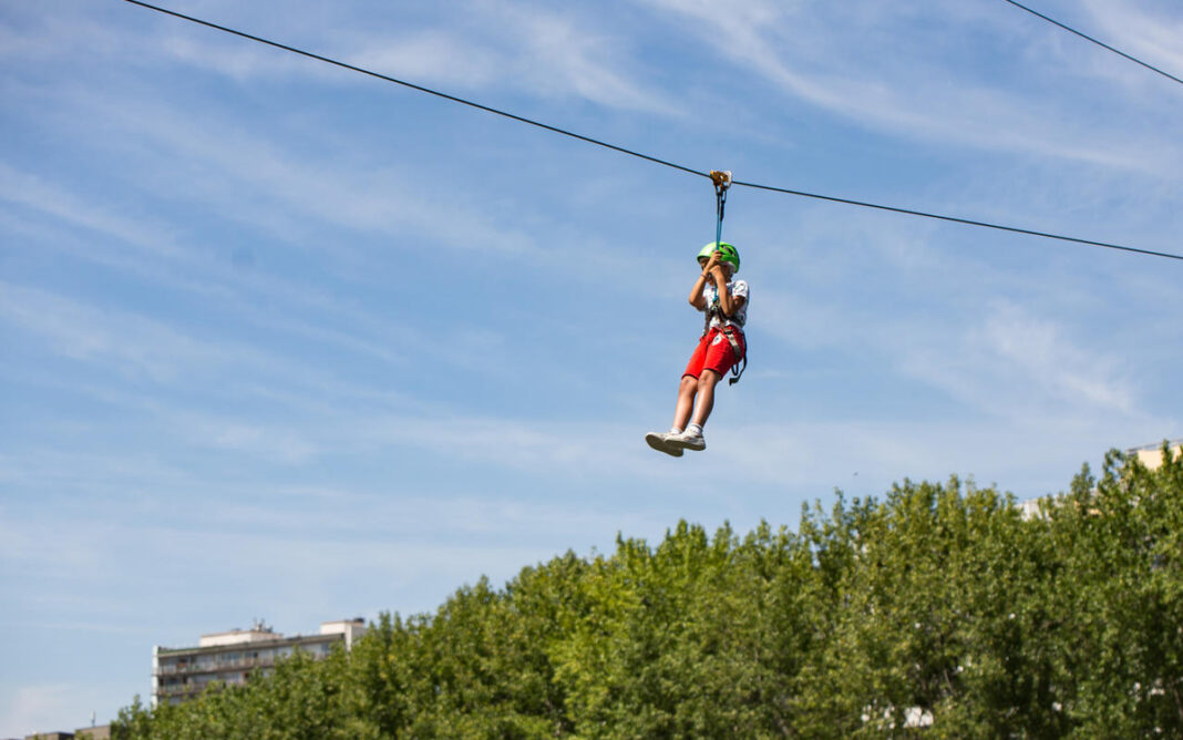 Traversez le bassin de la Villette en tyrolienne !