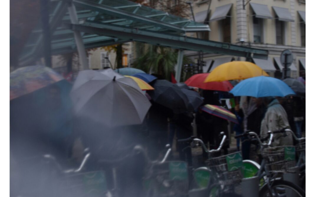 Une photographe fait le trottoir Chapelle de la Persévérance Pau