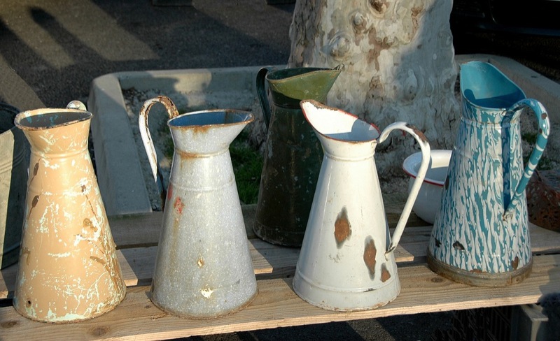 Vide-grenier sous les chênes et moulin en marche Gignac