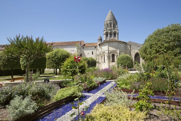 Visite-atelier « Jardin sensoriel à l’Abbaye-aux-Dames, la cité musicale : secrets des plantes médicinales et comestibles », L’Abbaye aux Dames, Saintes