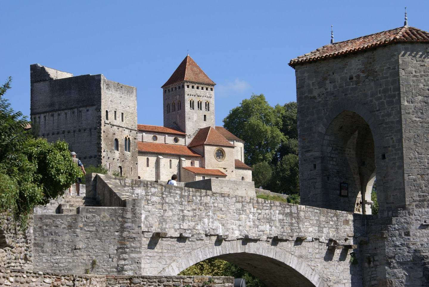 Visite commentée A la découverte de la cité médiévale et billet d'entrée à la Tour Monréal devant l'Office de tourisme Sauveterre-de-Béarn 2026-07-29