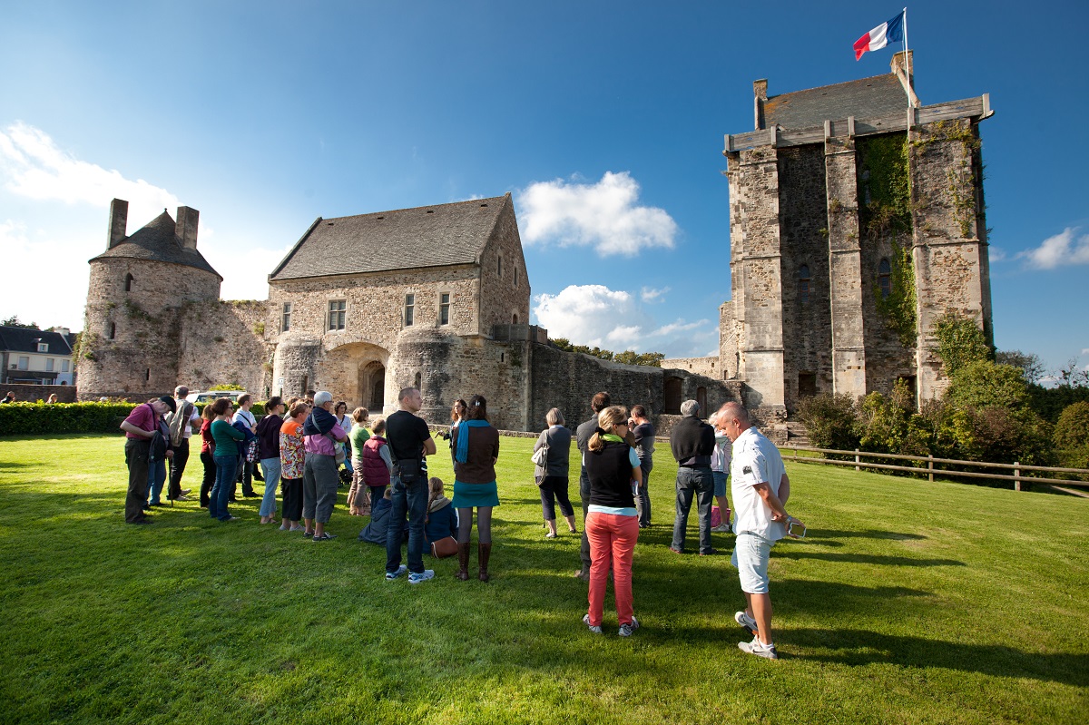 Visite commentée saisonnière du château de Saint-Sauveur-le-Vicomte Dans la cour du château Saint-Sauveur-le-Vicomte 2026-07-06