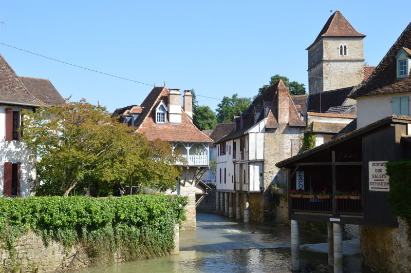 Visite commentée Salies, une histoire salée, une légende et sa vie thermale Place du Bayaà Salies-de-Béarn
