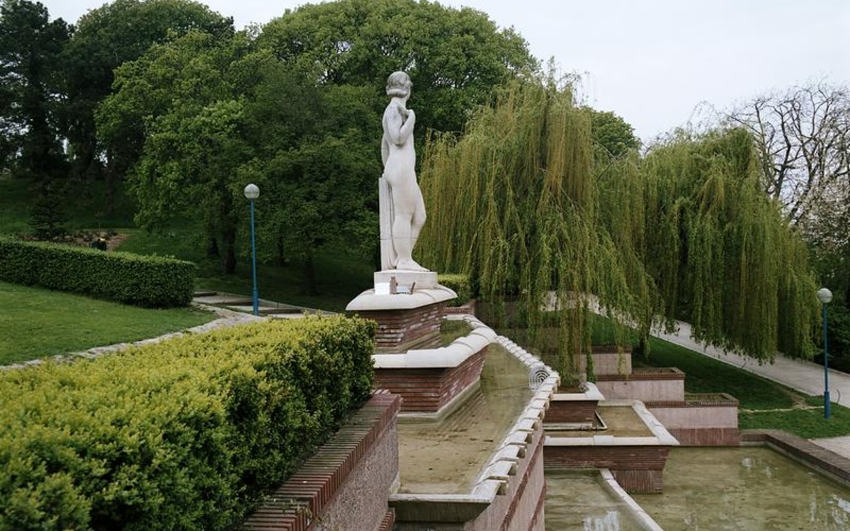 Visite du parc de la Butte-du-Chapeau-Rouge Le parc de la Butte-du-Chapeau-Rouge paris