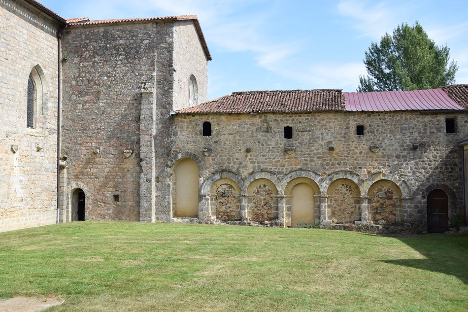 Visite guidée de l’Abbatiale de L’Absie Porche de l’église L’Absie