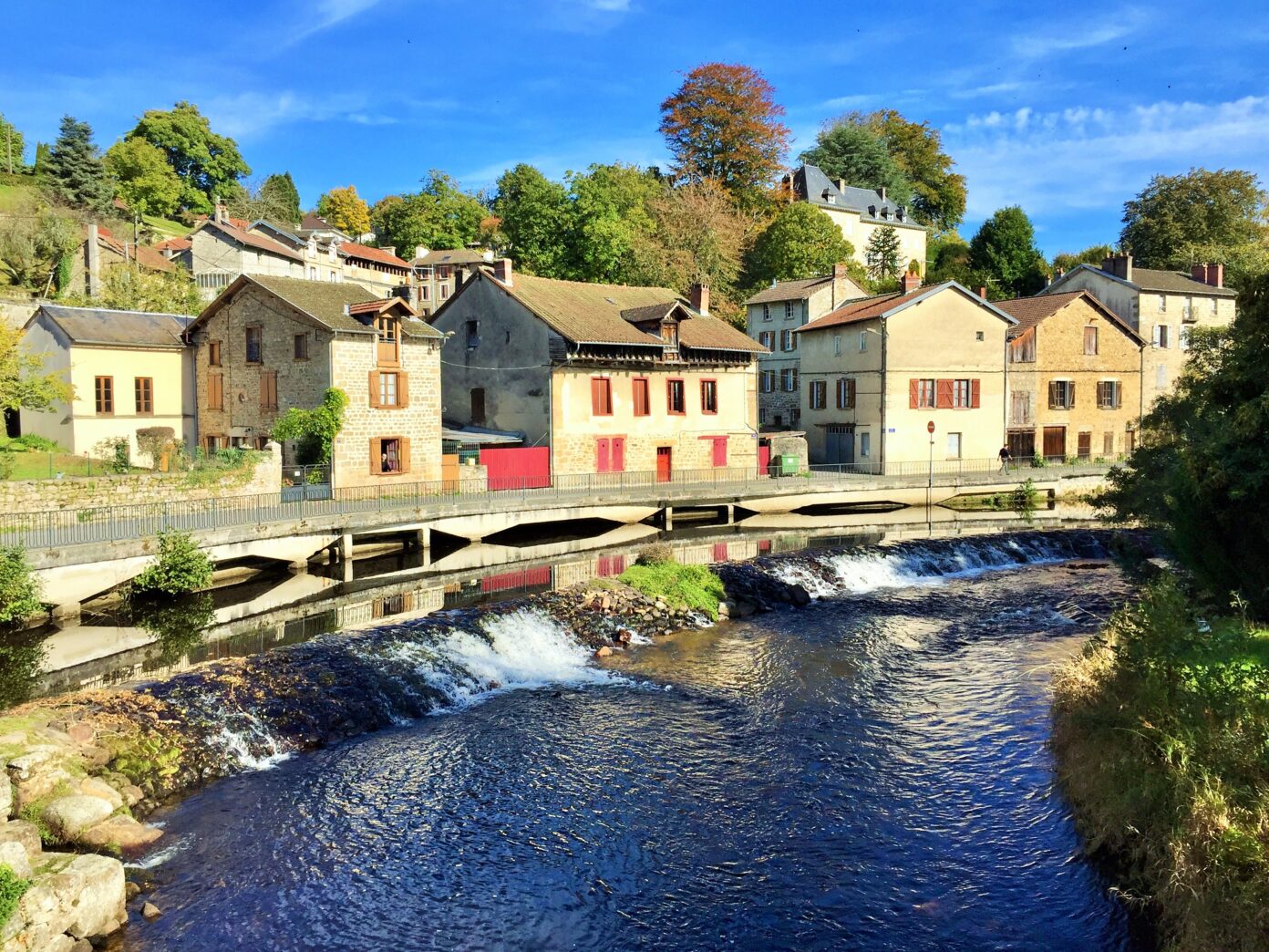 Visite guidée d&rsquo;Eymoutiers La Vienne et l&rsquo;artisanat Place du chapitre Eymoutiers