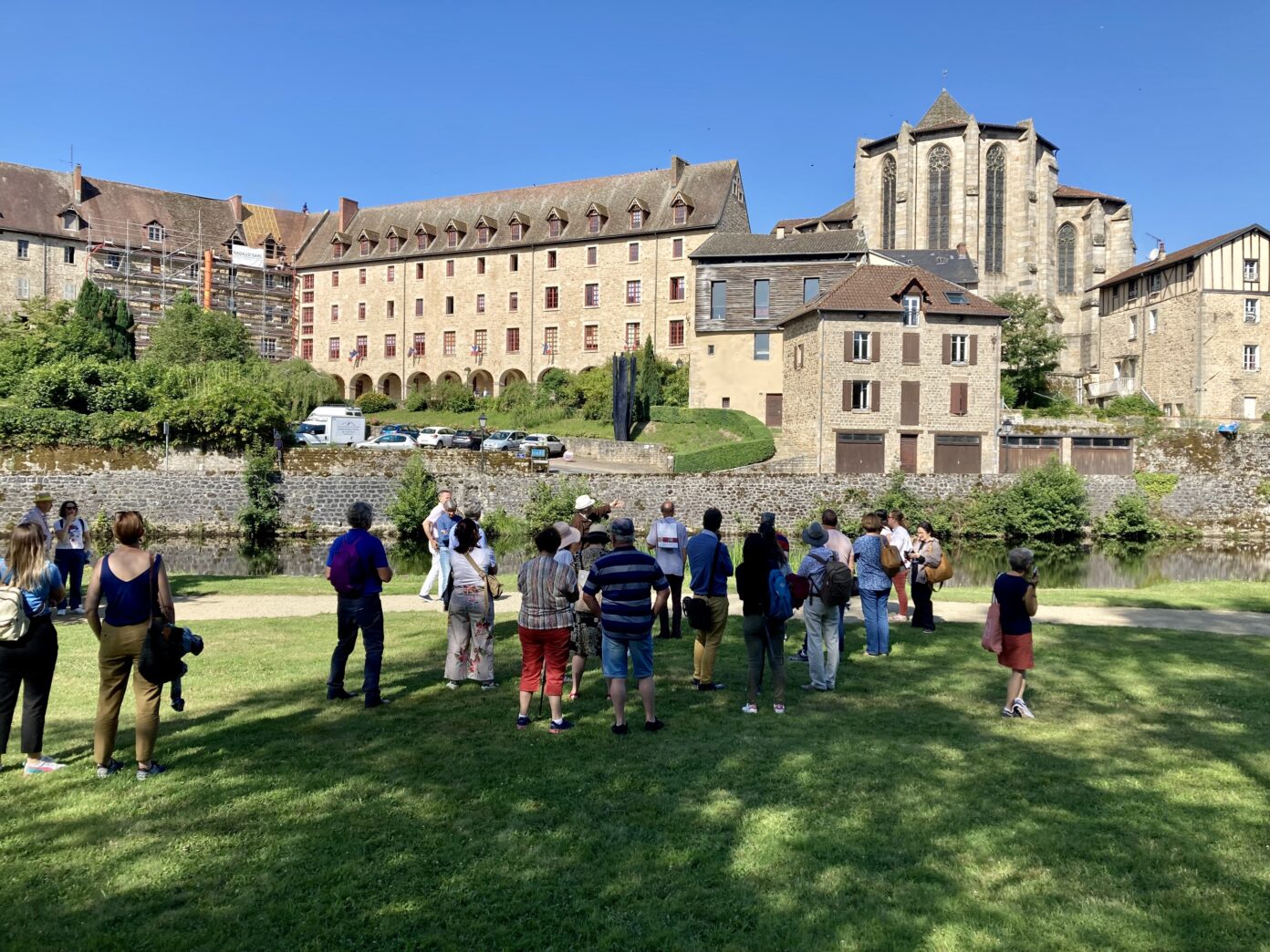 Visite guidée intégrale d&rsquo;Eymoutiers Place du chapitre Eymoutiers