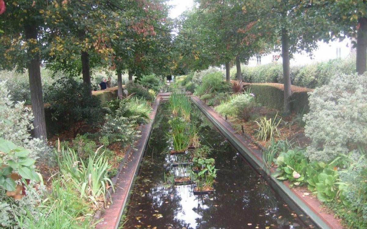 Visite La Promenade Plantée, un chemin de fer devenu jardin sortie métro Bel-Air, face au 15 boulevard de Picpus Paris