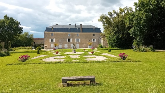Visite libre des extérieurs du château des Deffends Château des Deffends Fontenille