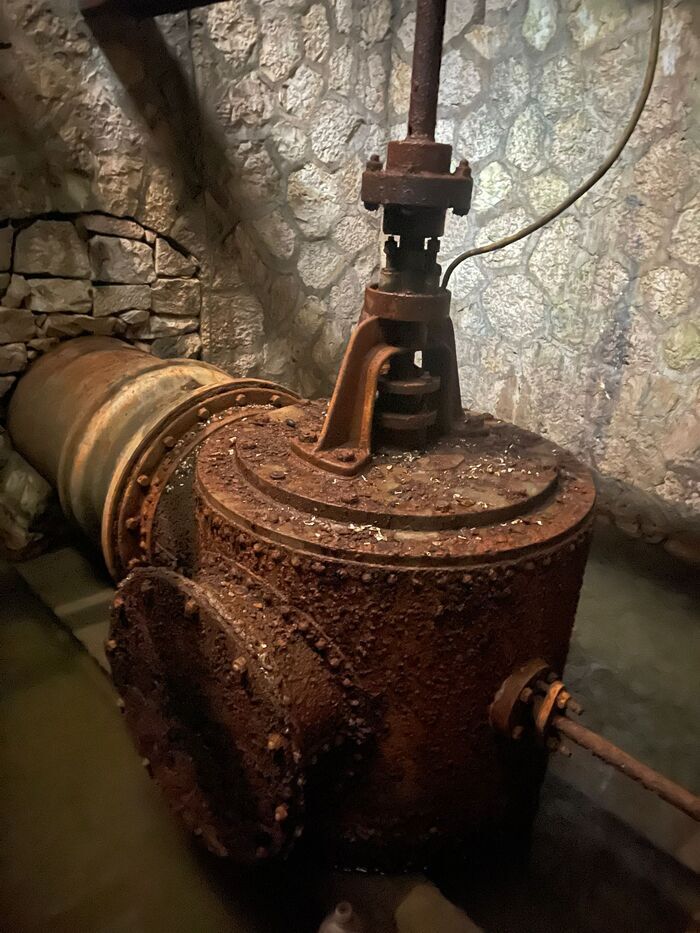 1896 - Le jour où l'eau a fait du pont-canal un spectacle de lumière Bâtiment des Turbines de Briare Briare
