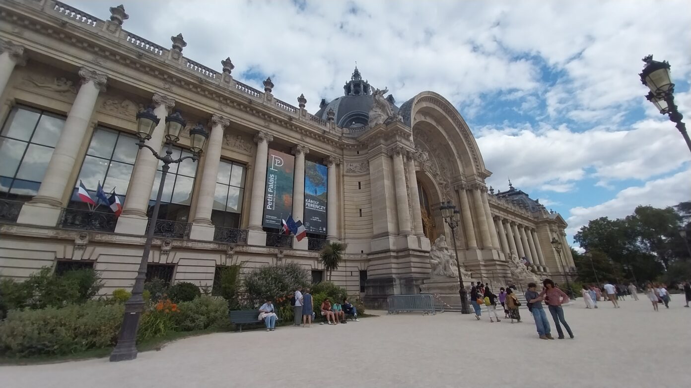 Vue de l’exposition We Are Still Here au Petit Palais