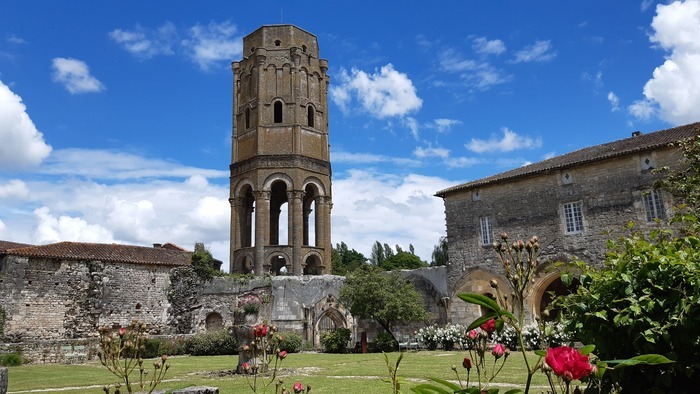 À la (re)découverte de l’abbaye Saint-Sauveur de Charroux, Abbaye de Charroux, Charroux