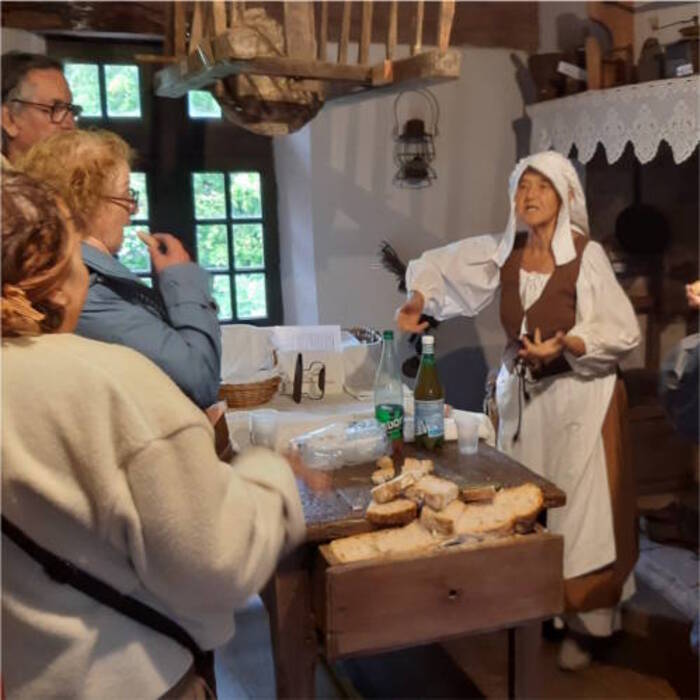 Accueil en costumes et visite d’un monument historique aménagé en musée, Maison de la Sirène, Collonges-la-Rouge