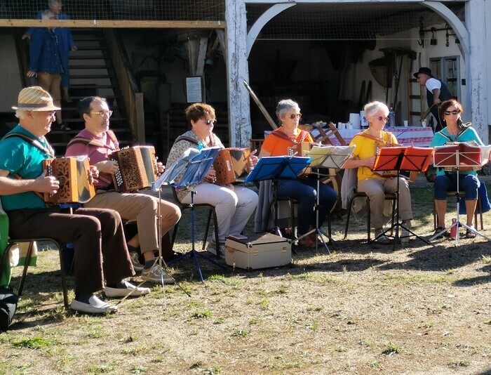 Animation musicale par l&rsquo;ensemble d&rsquo;accordéons diatoniques Les Manqu&rsquo;pas d&rsquo;Airs, Musée de l&rsquo;Artisanat, Tigy