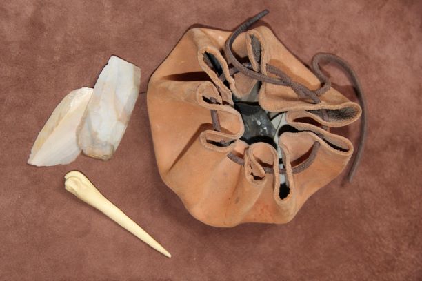 Atelier Artisanat du cuir néo de 8 à 12 ans Musée des tumulus de Bougon Bougon