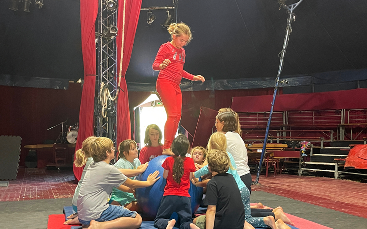 Atelier cirque 7-12 ans sous chapiteau ! Village de cirque Paris