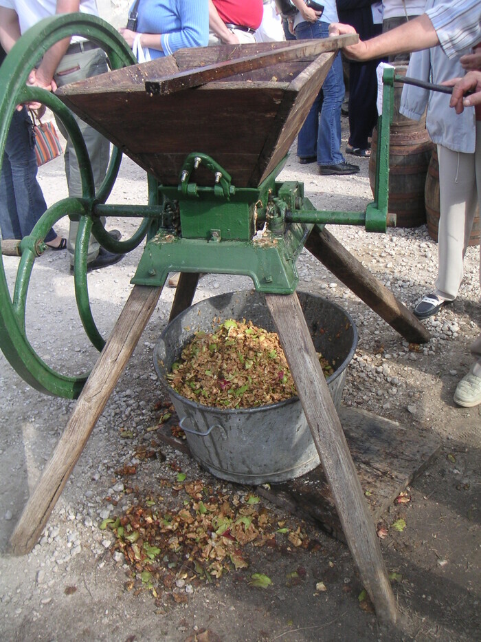 Atelier fabrication traditionnelle de jus de pomme, Château du Mesnil Voysin, Bouray-sur-Juine