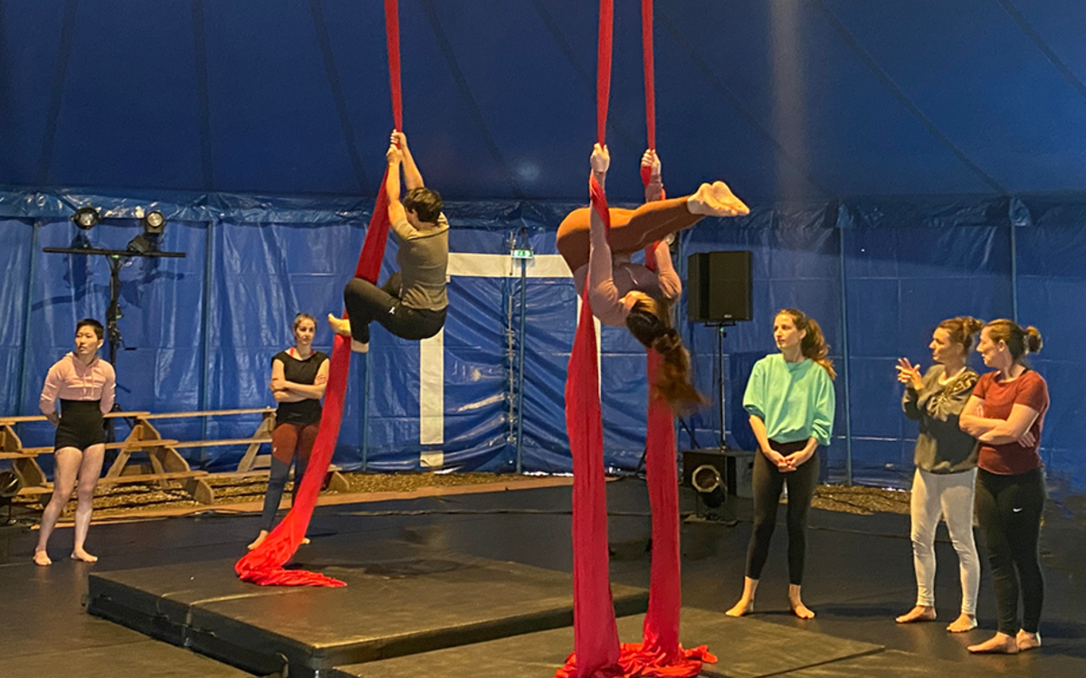 Atelier tissu aérien sous chapiteau Village de cirque Paris