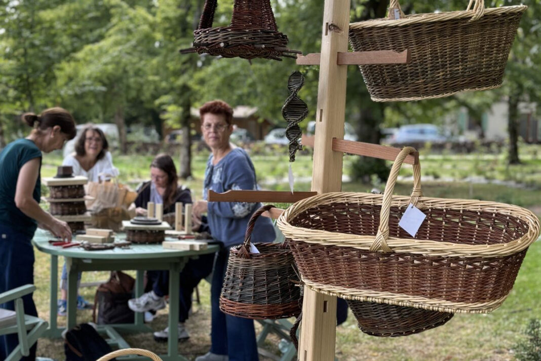 Atelier vannerie | fabrication d’une mangeoire de forme conique Les Jardins de Sardy Vélines