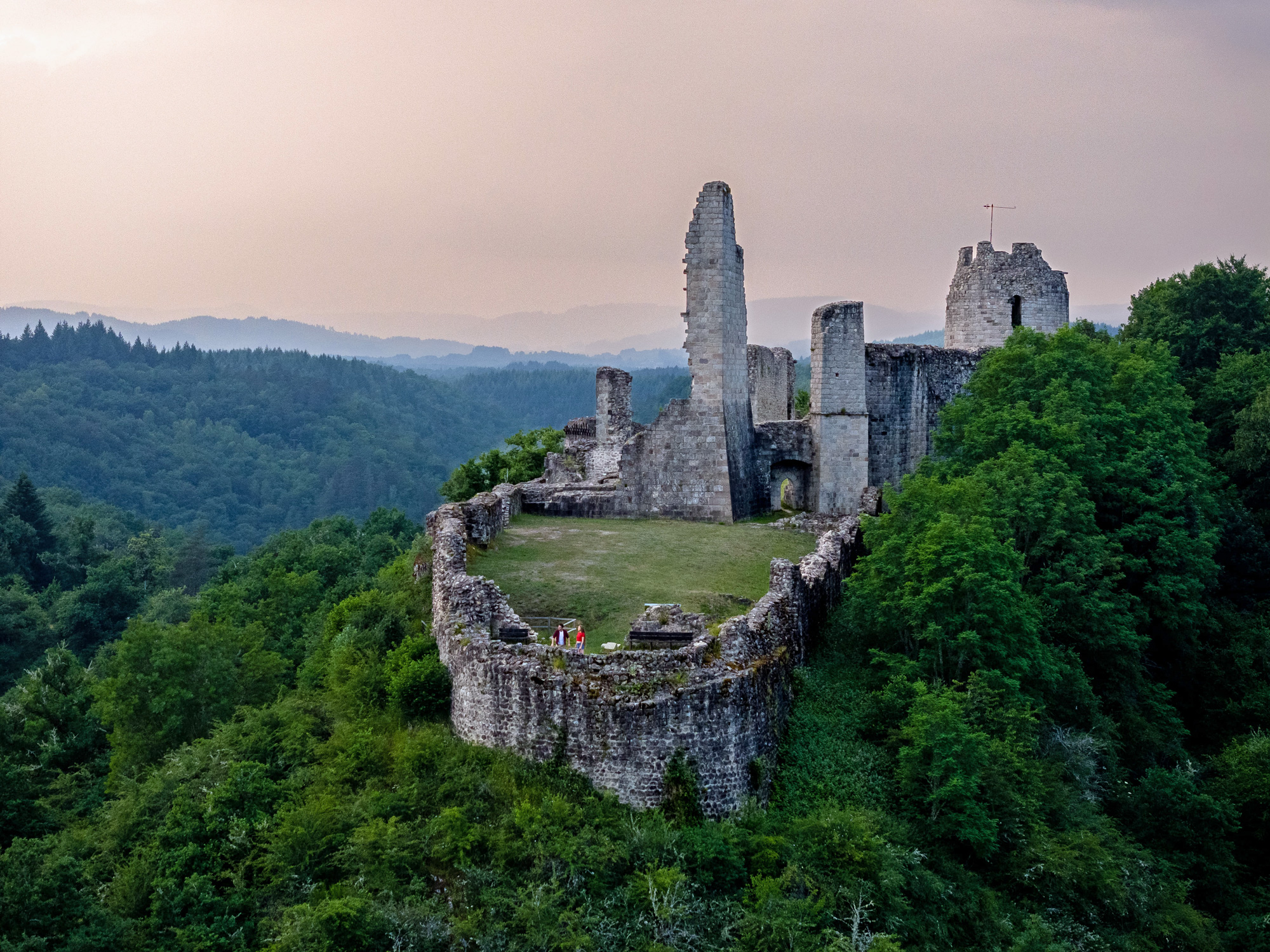 Balades secrètes en Corrèze Sur les traces des Troubadours Moustier-Ventadour