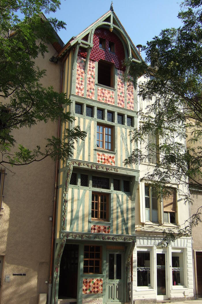 Baladez-vous dans le corps du bouchon de champagne Siège social Sauvegarde et Avenir de Troyes Troyes