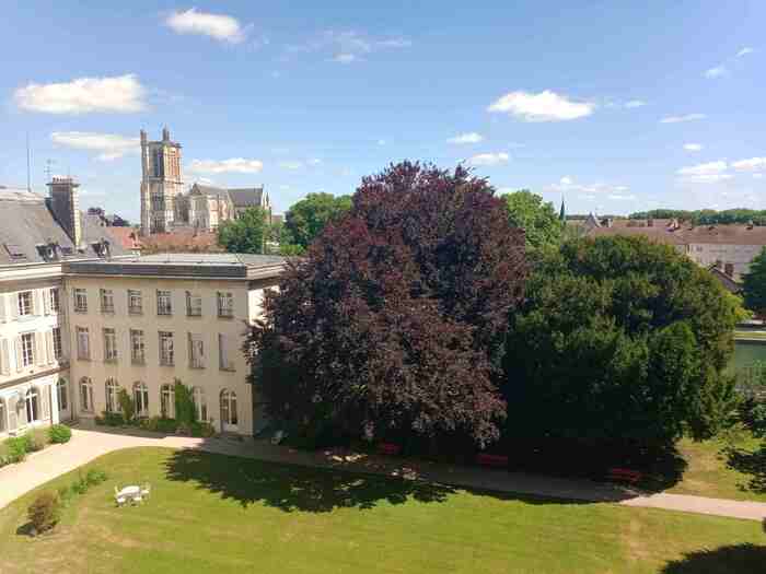 Baladez-vous dans les jardins de la Préfecture Préfecture de l'Aube Troyes
