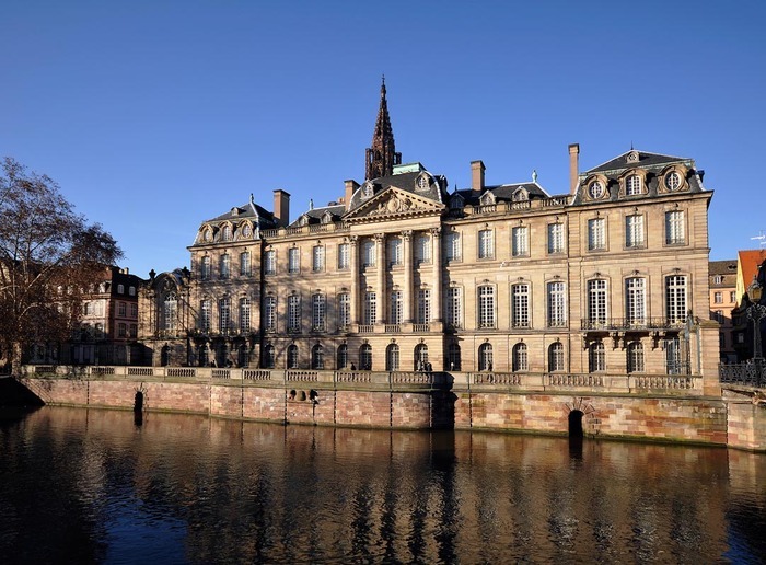 Braderie d’ouvrages et de petits objets dans la cour du Palais Rohan, Palais Rohan, Strasbourg