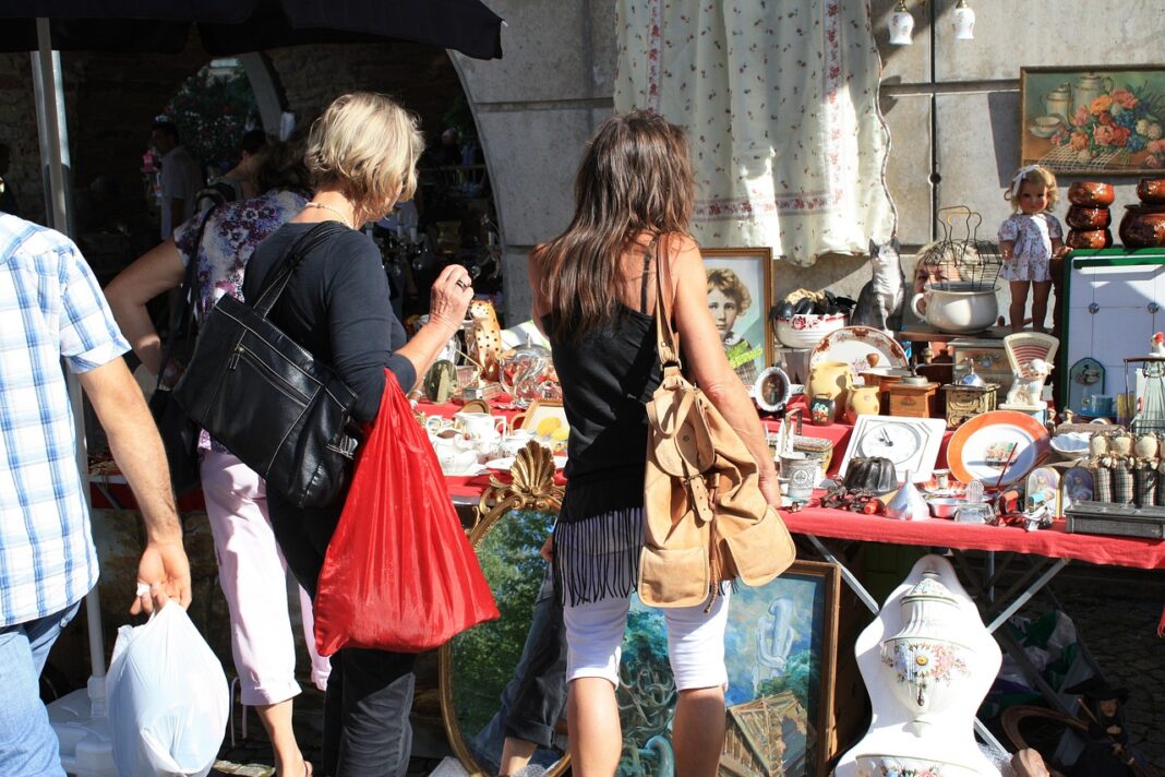 Brocante de l’ASC de Levet Levet