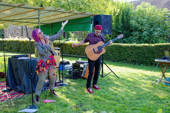 Chanson française avec ZiNEGOLiNE dans un salon à Nangis – 19 sept Salon dans maison de ville spacieuse Nangis
