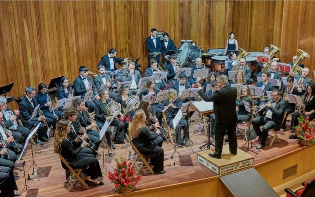 Concert musical : Agrupación Musical Atlántida de Matamá – Vigo, Espagne Kiosque du Jardin du Luxembourg Paris