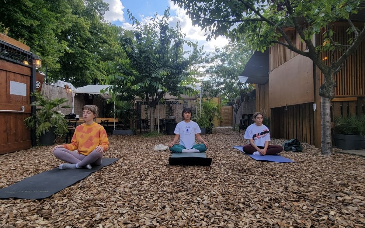 Cours de yoga Vinyasa au Jardin21 du mois d'Aout Jardin21 Paris