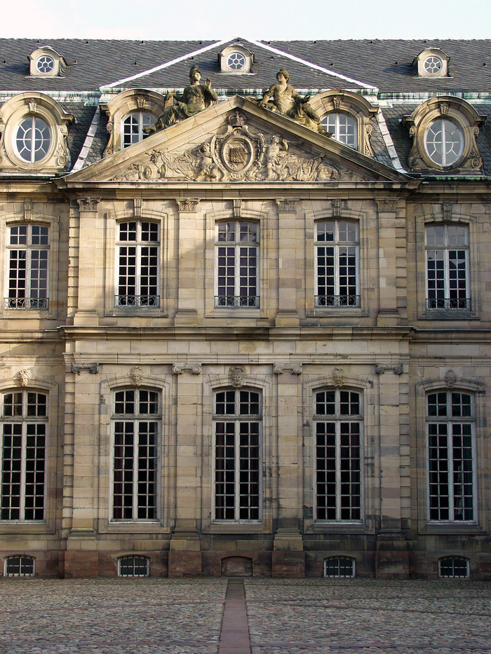 Décorations florales dans la cour du Palais Rohan, Palais Rohan, Strasbourg