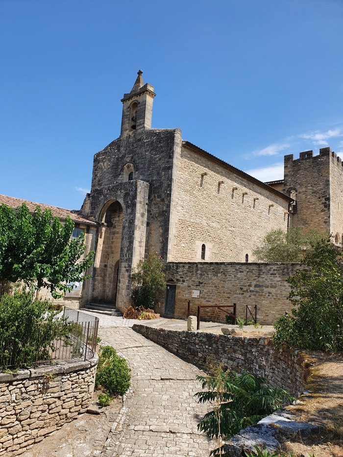Découverte de l’église fortifiée de Saint-Bonnet-du-Gard Église Saint-Bonnet Saint-Bonnet-du-Gard