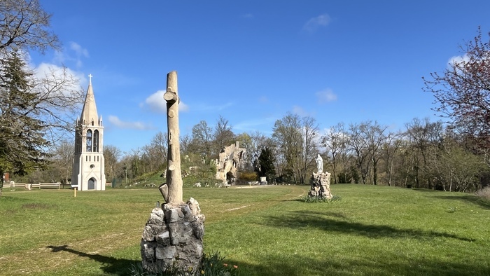 Découverte du Parc Sainte-Marie avec son carillon et sa réplique de la grotte de Lourdes. Parc Sainte-Marie Chaumont