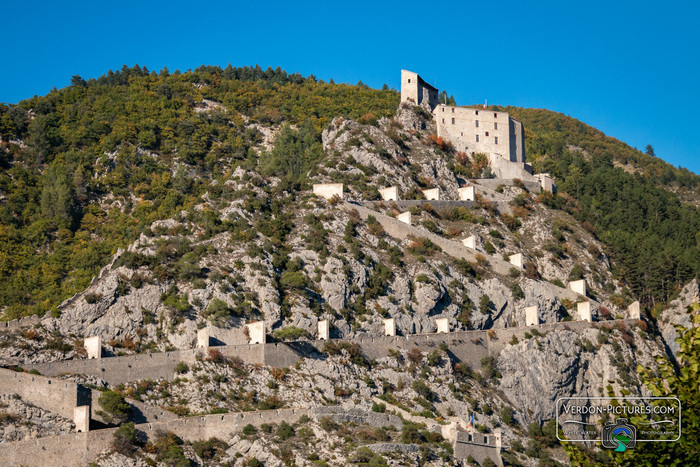 Découvrez la citadelle d'Entrevaux Citadelle et musée de la Poudrière Entrevaux