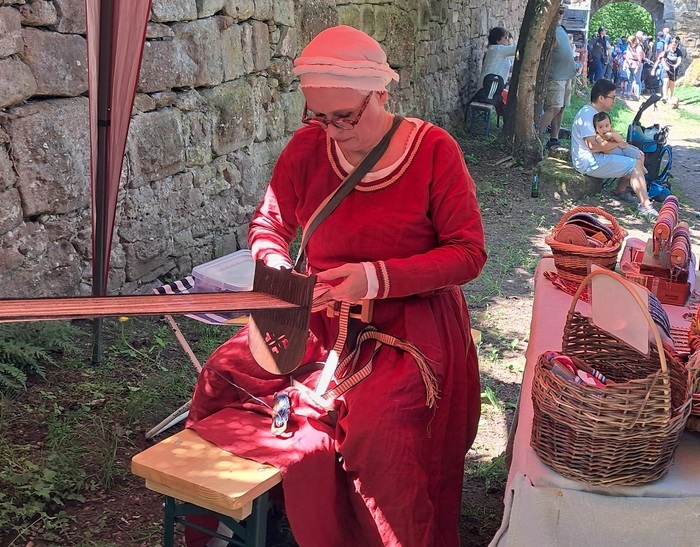 Découvrez l'art du tissage de galons ? Château de Guirbaden Mollkirch