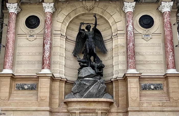 Découvrez les sculptures de la fontaine Saint-Michel, Fontaine Saint-Michel, Paris